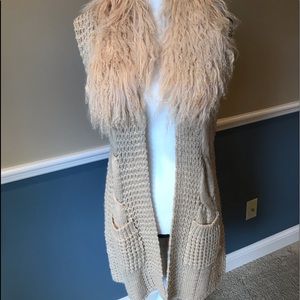 Sweater Vest with fur collar